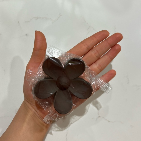 Brown Flower Hair claw clip - Picture 2 of 2